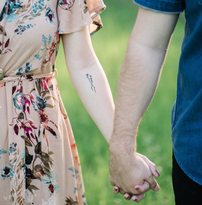 tatuajes pequeños con motivos florales, pequeños tatuajes delicados en el antebrazo, diseños de tattoos en el brazo y el antebrazo 