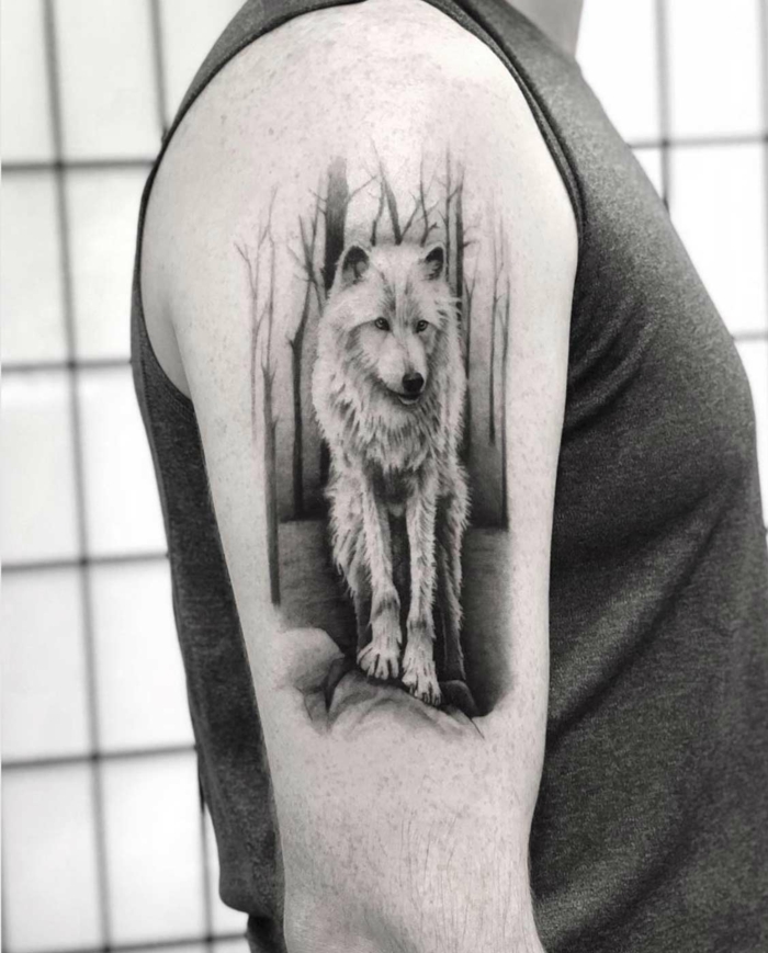 tatuaje realista, paisaje con árboles y grande perro en color blanco, ejemplos de tatuajes de mascotas y animales favoritos 