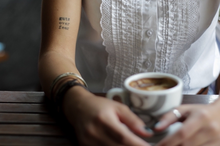 frase en inglés tatuada en el brazo, galería de tatuajes con letras, tatuajes de mujer tatuajes elegantes, diseños minimalsitas 