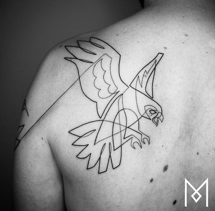 grande tatuaje lineal en la espalda, tatuaje aguila en pleno vuelo, ideas de tatuajes de animales con una sola linea continua