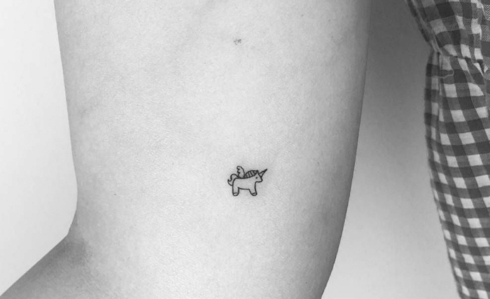 super pequeño unicornio tatuado en el brazo, tatuajes de mujer tatuajes elegantes, tatuajes minimalistas para hombres y mujeres 