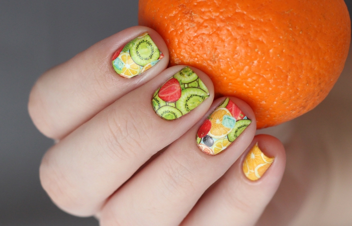 diseños de uñas veraniegas con dibujos de frutas, diseños de uñas unicos, uñas en colores veraniegos, uñas con dibujos de kiwi y naranja 