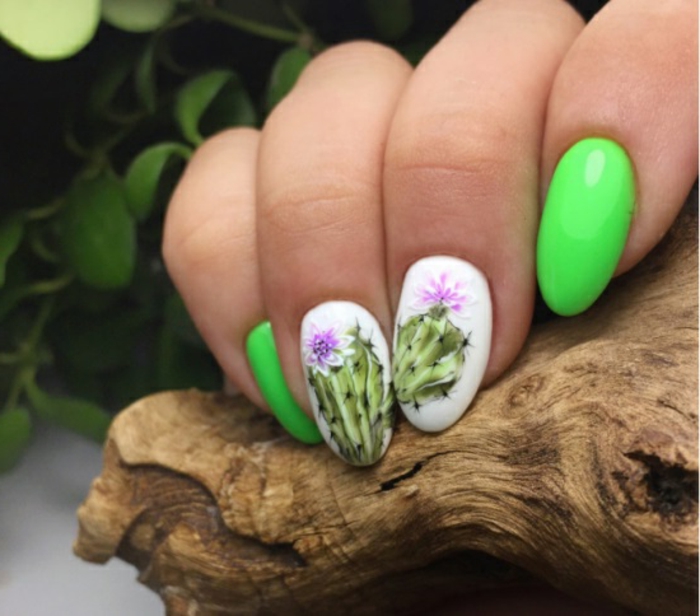 uñas con motivos botánicos, uñas con dibujos de cactus, uñas en verde neón y blanco, uñas veraniegas originales y frescas 