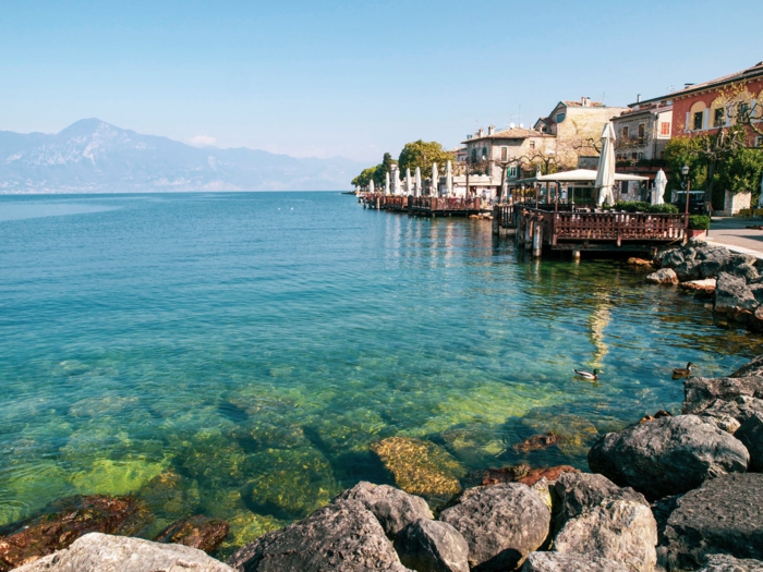 los más adorables paisajes para poner como fondo de tu pantalla, orilla del mar con casa pequeñas, paisajes del lago de Como en Italia 