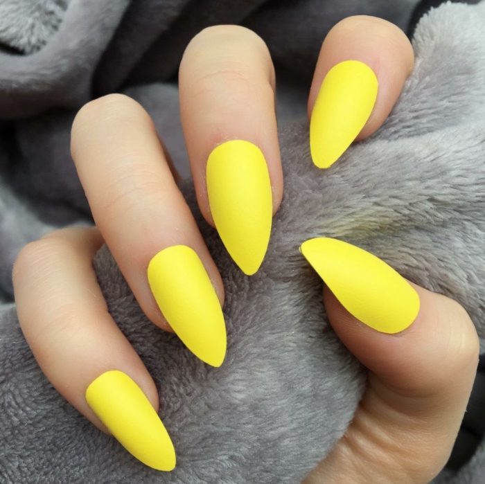 alucinantes ideas de uñas veraniegas en colores neon, uñas largas de forma almendrada en color amarillo fluorescente 