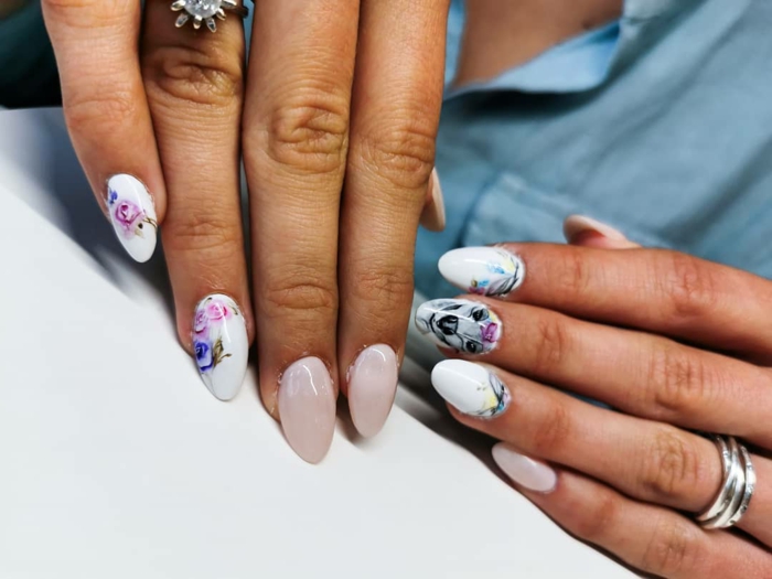 largas uñas pintadas en blanco y lila claro con decoraciones motivos florales, motivos de uñas para la primavera y el verano 