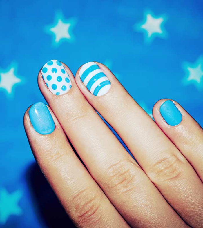 bonitos modelos de uñas de gel con combinaciones de colores clásicas, uñas cortas ovaladas pintadas en azul y blanco 