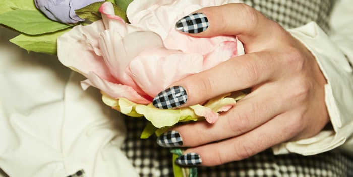 decoraciones de uñas en blanco y negro, ideas de uñas acrílicas con decorado, modelos de uñas de gel originales