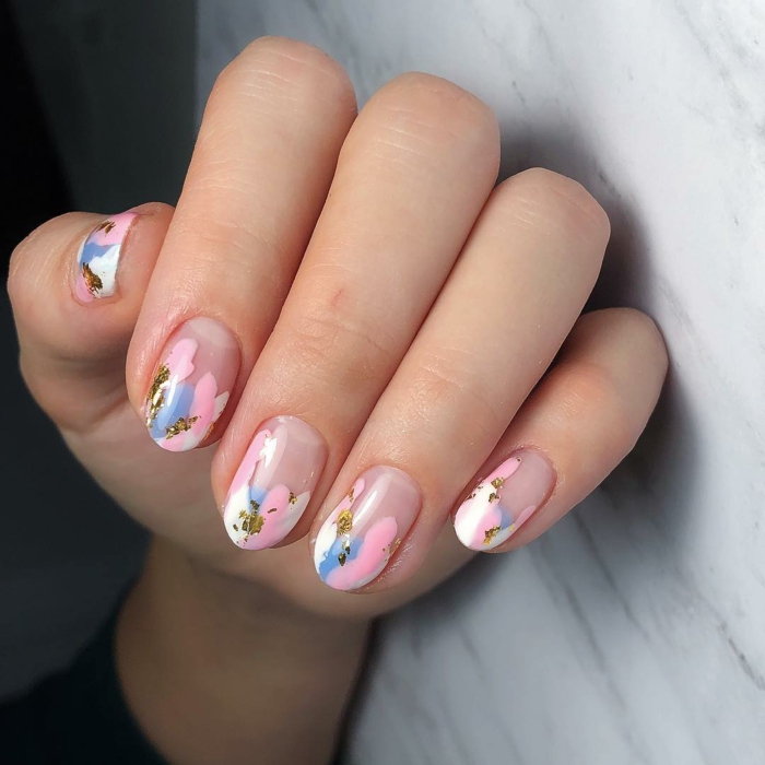 los mejores diseños de uñas esta temporada, modelos de uñas de gel bonitos, uñas francesas con manchas de colores pastel 