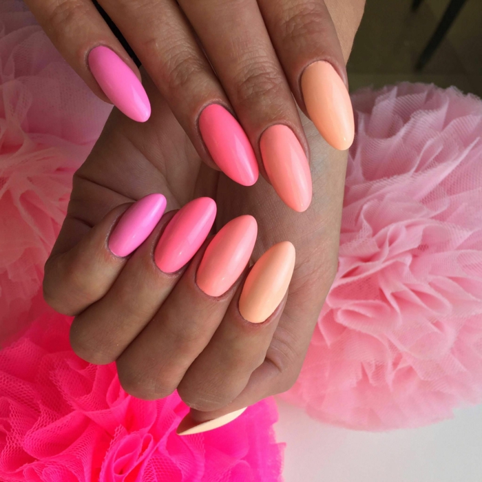 uñas pintadas en diferentes tonalidades del mismo color, largas uñas almendradas pintadas en los tonos del rosado 