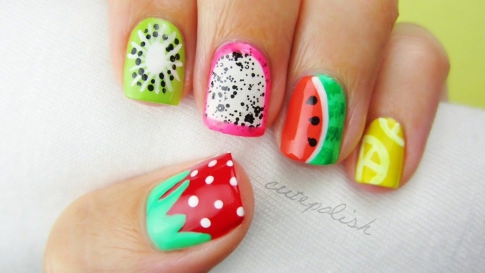 las mejores propuestas de uñas de gel bonitas para el verano, uñas con dibujos de frutas cítricos, diseños de uñas en colores vibrantes 