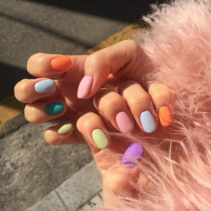 uñas cortas ovaladas pintadas en diferentes colores pastel, tendencias en uñas de gel bonitas, uñas con acabado mate