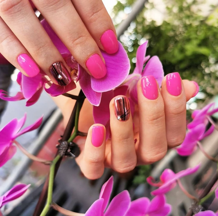 uñas cortas cuadradas pintadas en rosado con una uña en color cobrizo con decorado negro con perlas, preciosos diseños de uñas para el verano 