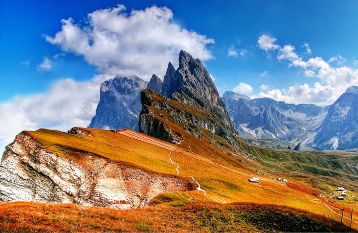 paisaje montañoso super bonito con rocas y montañas, fondos de pantalla del mar, originales fotografías en colores para descargar 