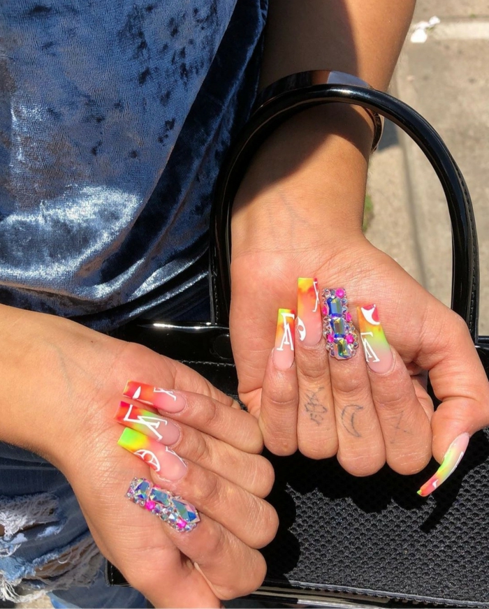 diseños de uñas acrílicas en colores, uñas largas con puntas cuadradas en los colores del verano, fotos de uñas de gel bonitas