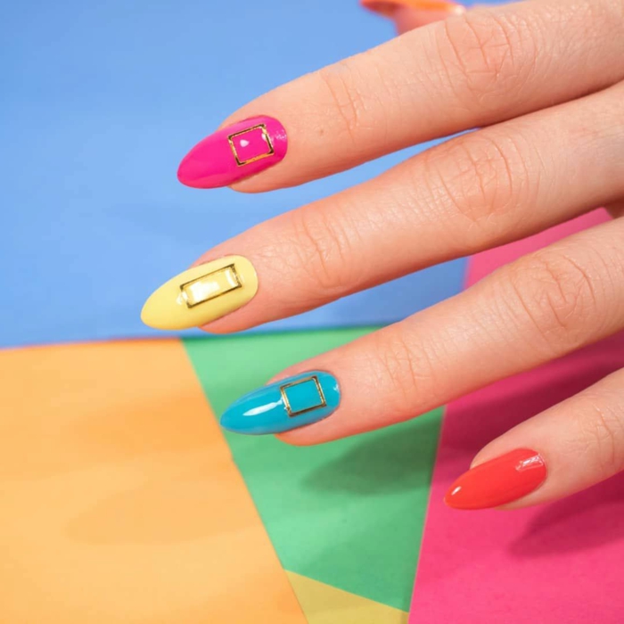 tendencias en manicura 2019, uñas de gel decoradas en diferentes colores, uñas largas almendradas pintadas en un solo color 