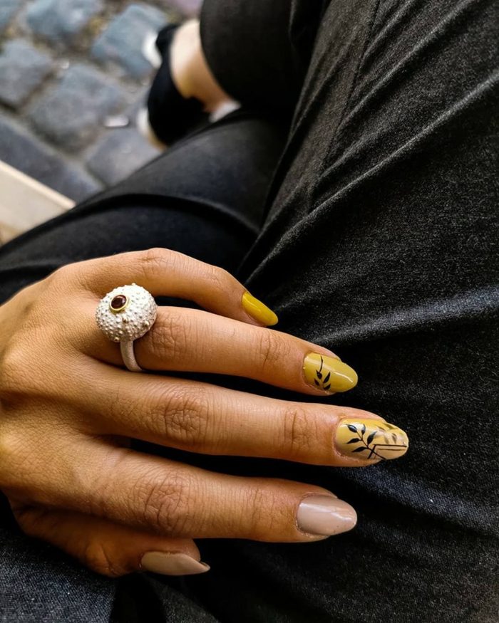 increíbles modelos de uñas con decorados, uñas de gel decoradas, uñas largas ovaladas pintadas en amarillo y beige 