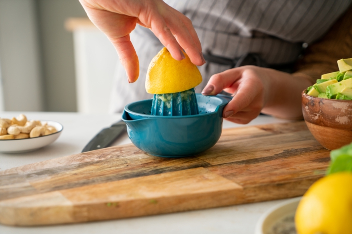 exprimir el jugo de 1/2 naranja, fotos con recetas caseras con aguacate paso a paso, como hacer pesto casero fácil
