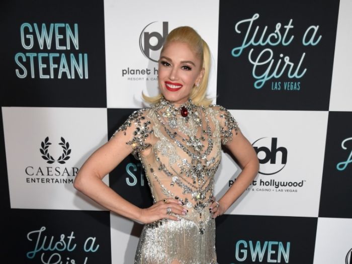 Gwen Stefani con un bonito peinado melena midi, ideas de corte de pelo para mujeres de 50 años cara redonda