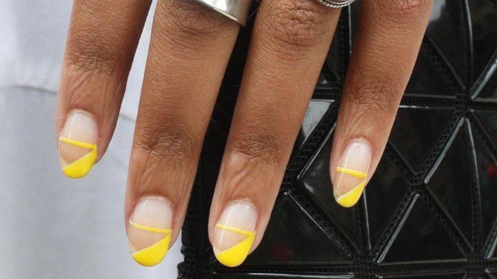 super bonitos diseños de uñas para la temporada, color de uñas verano 2019, uñas en color nude con dibujos en amarillo 