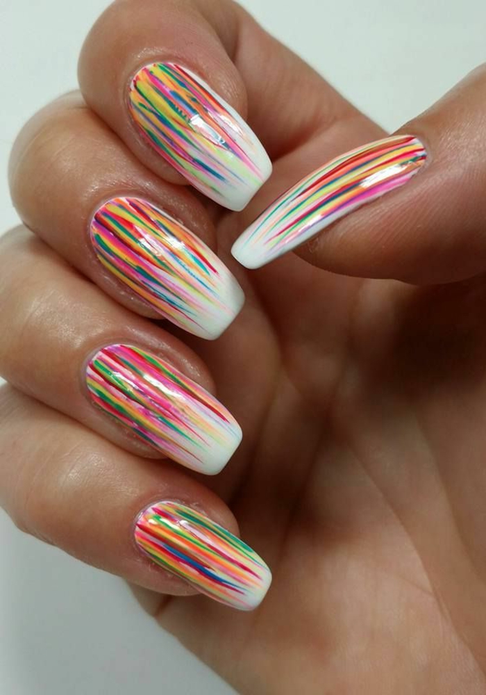 uñas largas acrílicas pintadas en blanco con decoraciones en diferentes colores, color de uñas verano 2019 