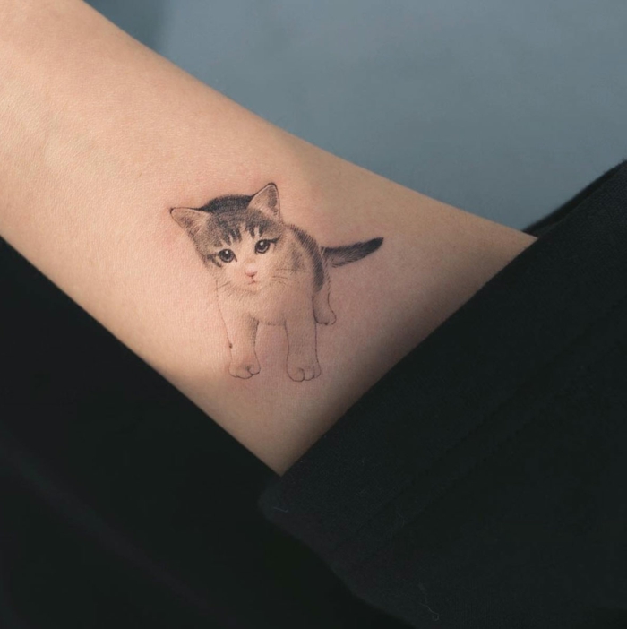 adorable diseño tatuaje gato en el hombro, tatuajes de gatos bonitos, preciosos diseños de pequeños tatuajes con gatos 