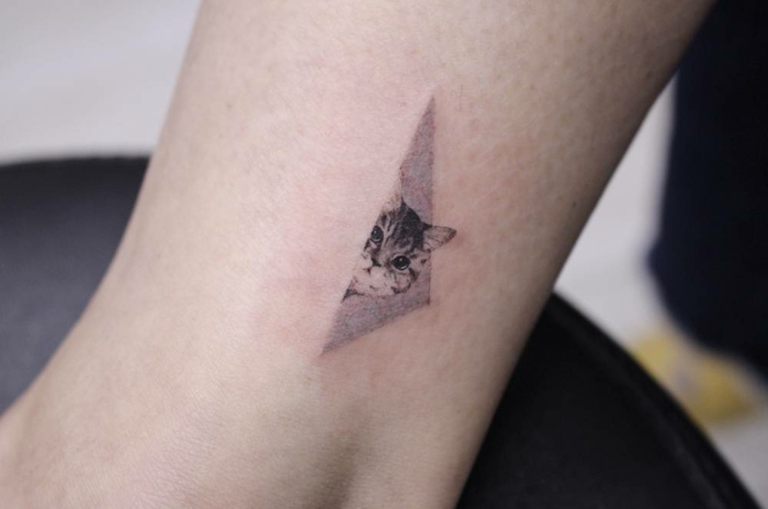 pequeños tatuajes con gatos en el tobillo, ideas de tatuajes minimalistas con gatos, fotos de tattoos con animales 
