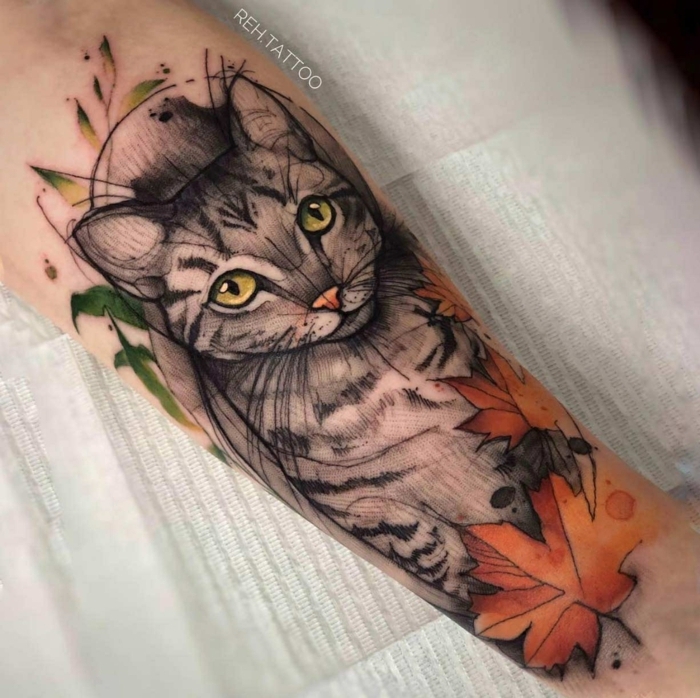 diseños de tatuajes pequeños y grandes con gatos, significado de los tatuajes de gatos, tatuaje antebrazo gato original 