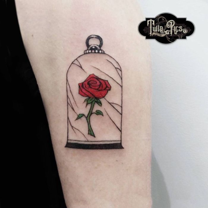 tatuaje rosa de la Bella y la Bestia, tatuajes disney originales, diseños de tatuajes en el antebrazo, dibujos para tatuajes con significado 