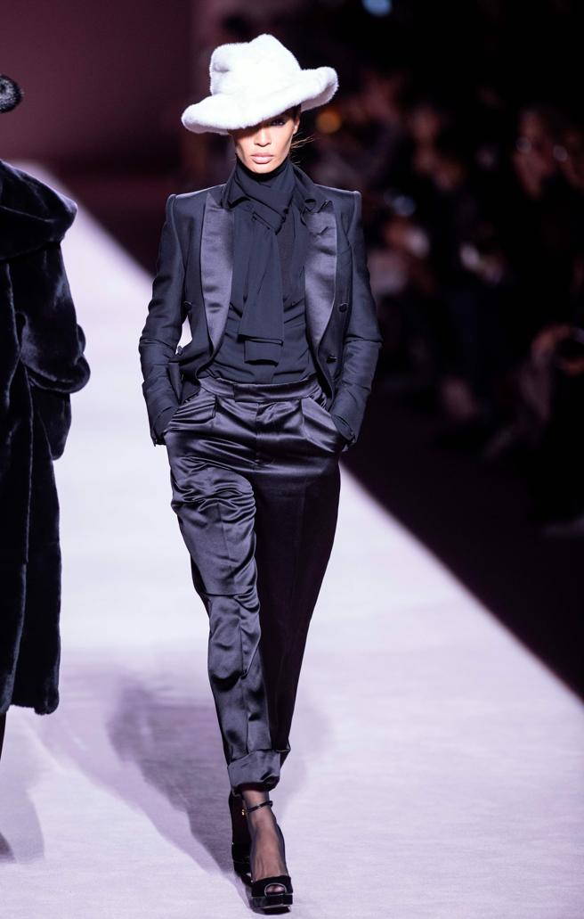 elegante traje con pantalon negro de satén y chaqueta con elementos satinados, ideas de tendencias otoño invierno 2019 2020