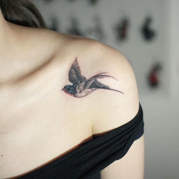 tatuaje ave en el hombro, diseños de tatuajes con animales y aves, cuáles son los tatuajes más simbolicos para mujeres 