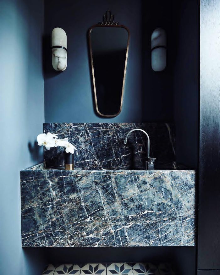 decoracion de baños en los colores de la temporada, pequeño baño con paredes en color azul y lavabo de mármol 