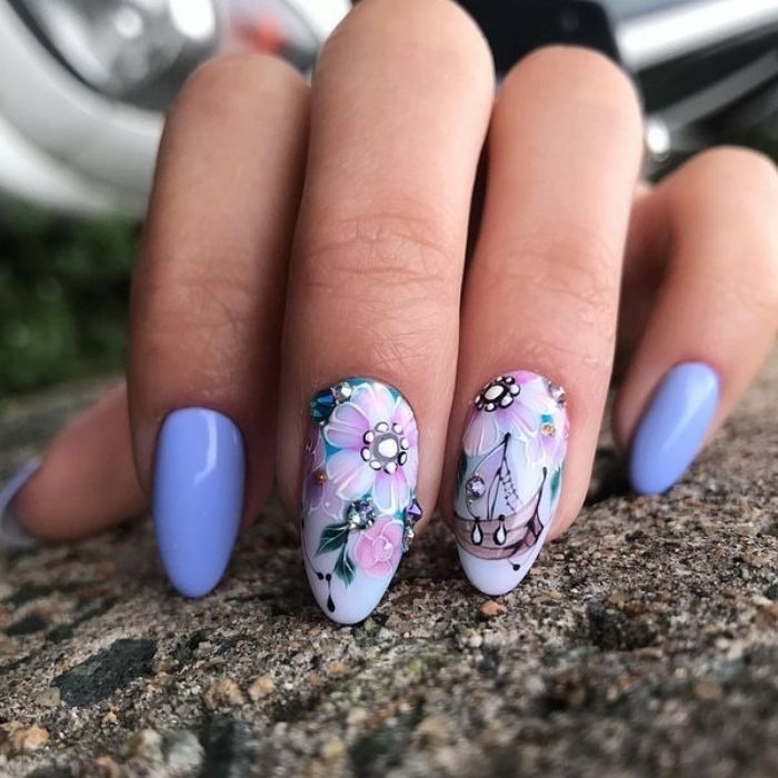las mejores ideas de dibujos en las uñas, uñas largas pintas en los tonos del color violeta con preciosos dibujos de flores 