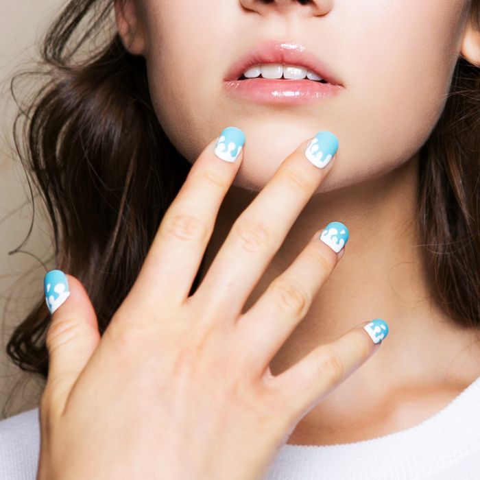 dibujos en las uñas fáciles de hacer, elegantes uñas pintadas en blanco y azul, diseños de uñas bonitos y sencillos