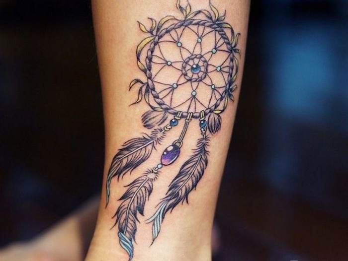 tattoo para mujeres con atrapador de sueños, diseños de tatuajes simbolicos, tatuajes en acuarela bonitos en fotos 