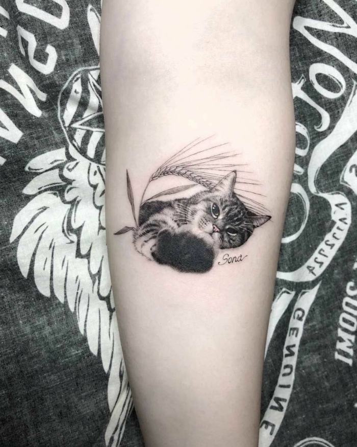 hermoso tatuaje en el antebrazo, diseños de tatuajes unicos, tatuaje antebrazo con gatos, tatuajes personales unicos 