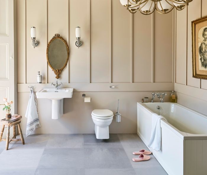 super bonito baño con decoración en estilo vintage, cuartos de baño fotos, paredes en color beige, espejo ornamentado de época