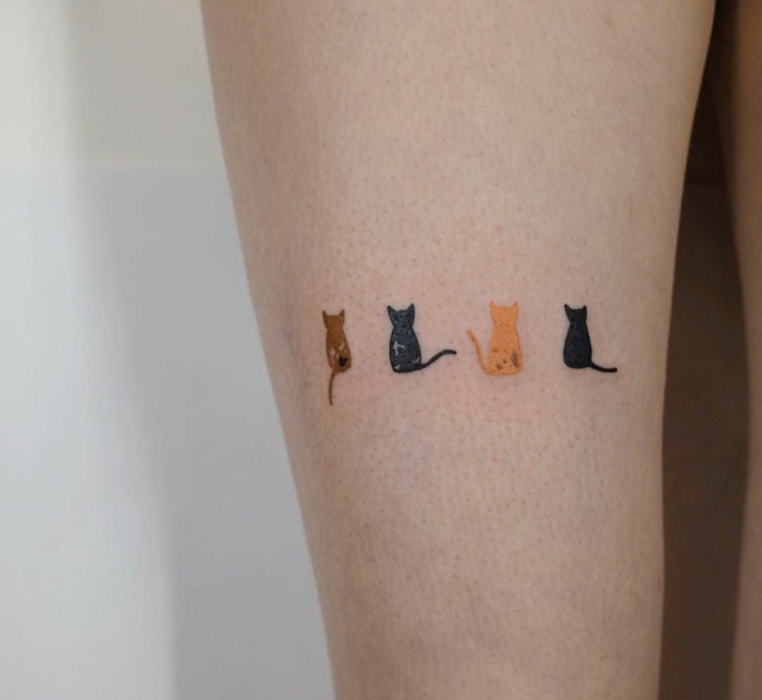 tatuajes minimalistas con gatos, pequeños tattoos en la pierna, diseños de tatuajes cadera mujer, pequeños detalles tatuados en la piel 