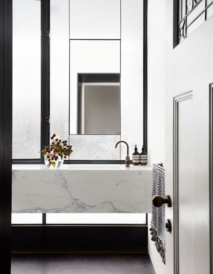 baño decorado en estilo contemporáneo en blanco y negro, ideas de cuartos de baño fotos, lavabo grande de mármol 