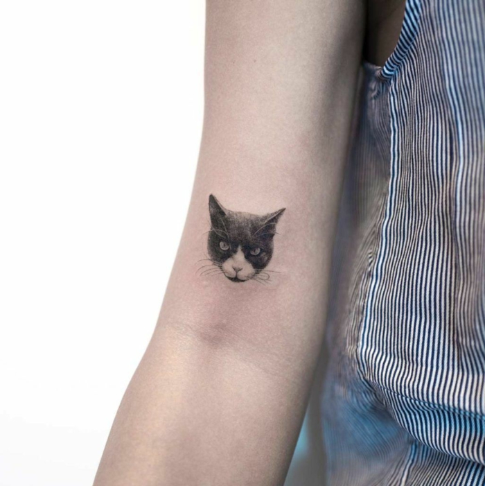 bonitas ideas de tatuajes antebrazo con gatos, super simpáticos diseños de tattoos brazo antebrazo, tatuaje gato negro 