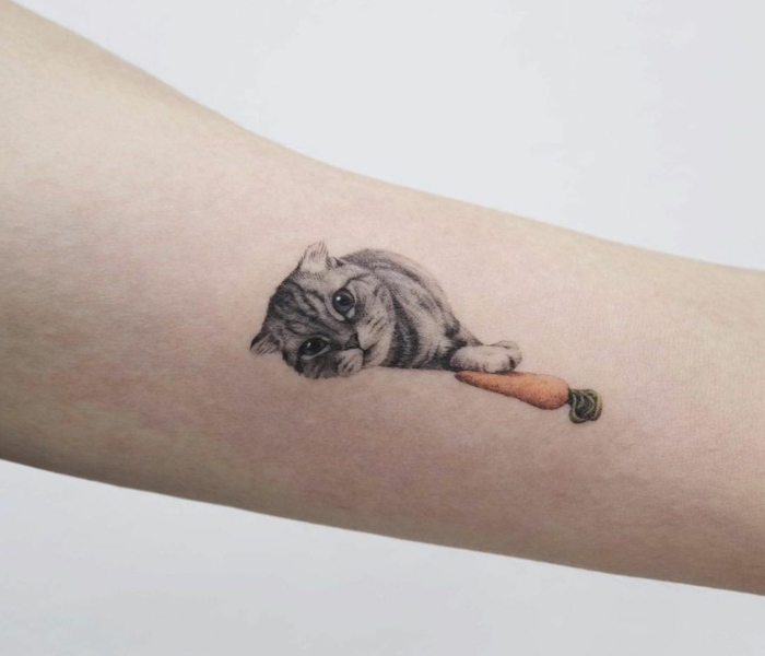los mejores tatuajes con gatos que puedes encontrar en la red, tatuajes antebrazo con gatos, tatuaje gato zanahoria 