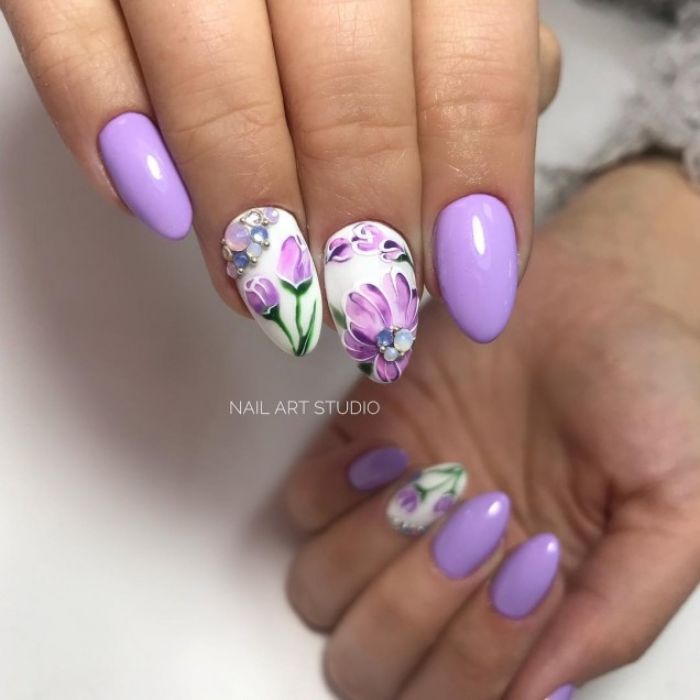 dibujos en uñas con motivos florales, uñas largas de forma almendrada pintadas en lila y blanco con detalles florales