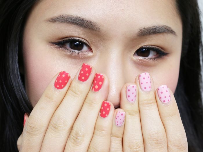 ejemplos de diseños de uñas faciles que puedes hacer en casa, uñas pintadas en rojo y rosado con lunares, ideas de manicura