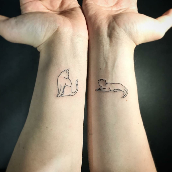 tatuajes antebrazo, dos tatuajes con silueta gato en el antebrazo, super originales ideas de tatuajes minimalistas con significado 