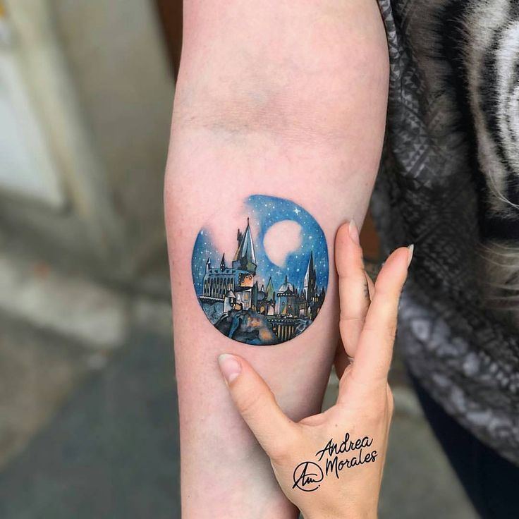 tatuajes disney con significado, dibujo del castillo de Disney, las mejores ideas de tatuajes para las personas que aman las peliculas de Disney, tattoo antebrazo