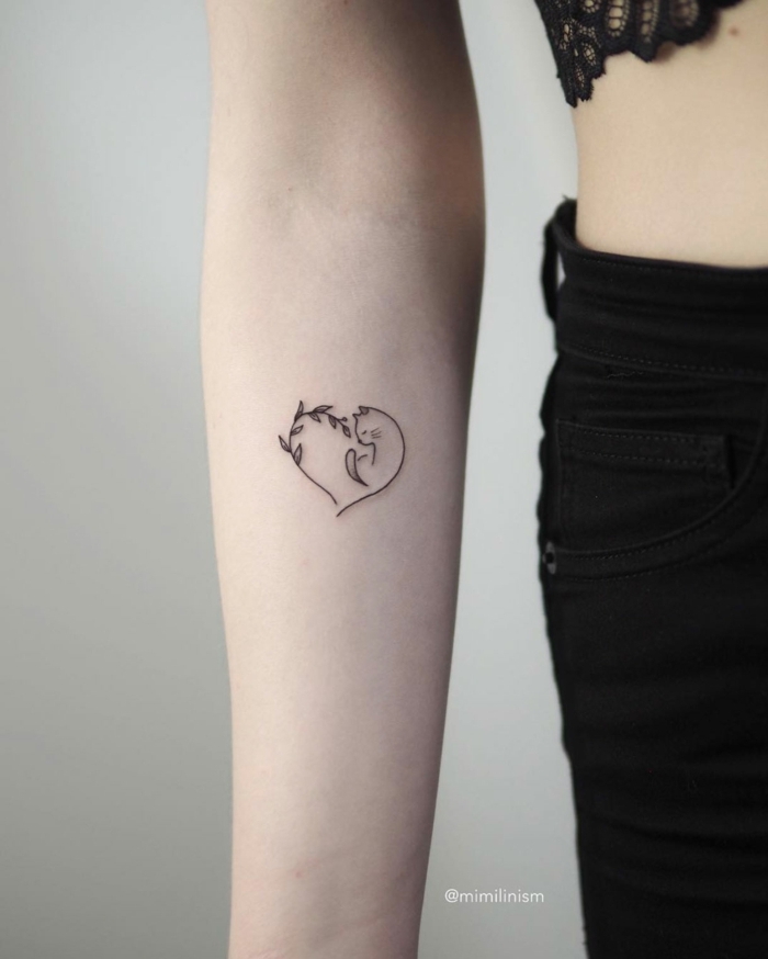 magníficas propuestas de tatuajes minimalistas en el antebrazo, pequeño detalle con corazón y gato, los mejores tattoos en fotos 