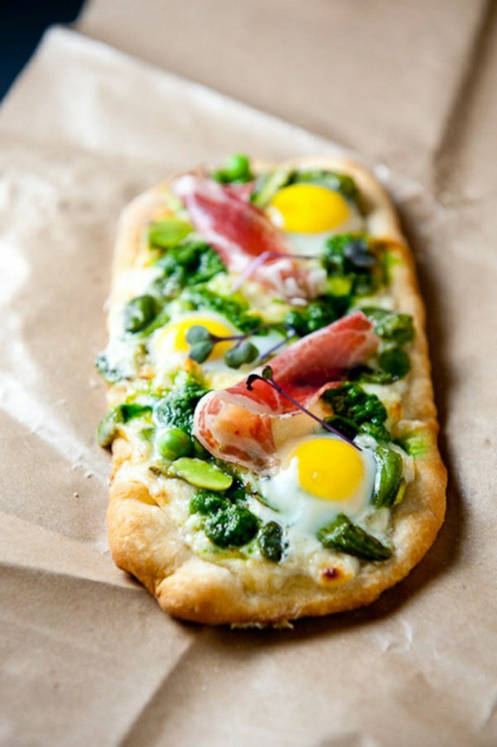 pizza casera con espinacas, jamón casero y huevos estrellados, recetas de verano faciles rapidas y baratas en imagenes 