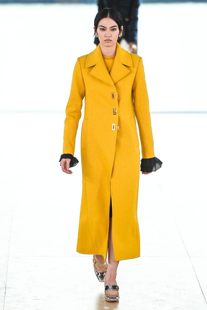 colores modernos en la moda mujer 2019, tendencias otoño 2019, abrigo largo color naranja combinado con detalles en plata 