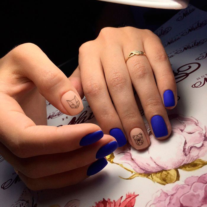 uñas pintadas en beige y azul vibrante con esmalte acabado mate, diseños de uñas faciles y bonitos con dibujos geométricos 