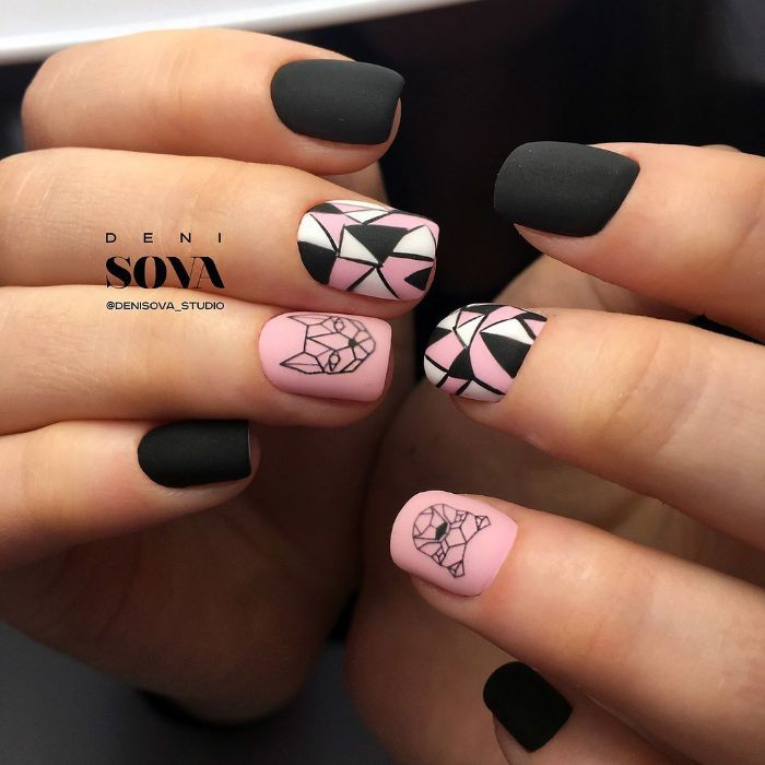 figuras geométricas y dibujos en las uñas, uñas decoradas con detalles bonitos, uñas cortas mate pintadas en rosado y negro 